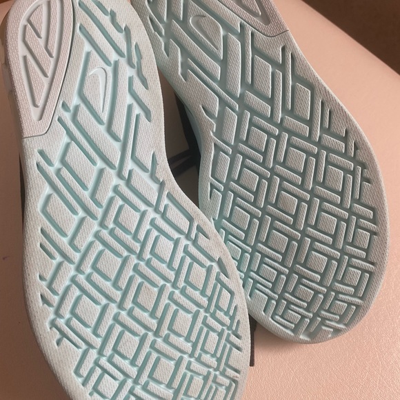 MAKE AN OFFER ✅ Nike air max women’s shoes - Picture 9 of 9